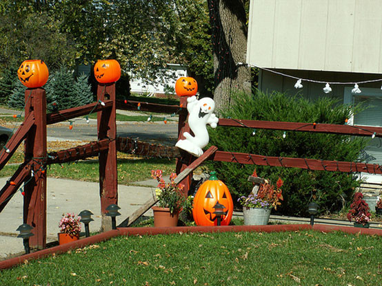 Cheap Outdoor Halloween Decorations
 125 Cool Outdoor Halloween Decorating Ideas DigsDigs