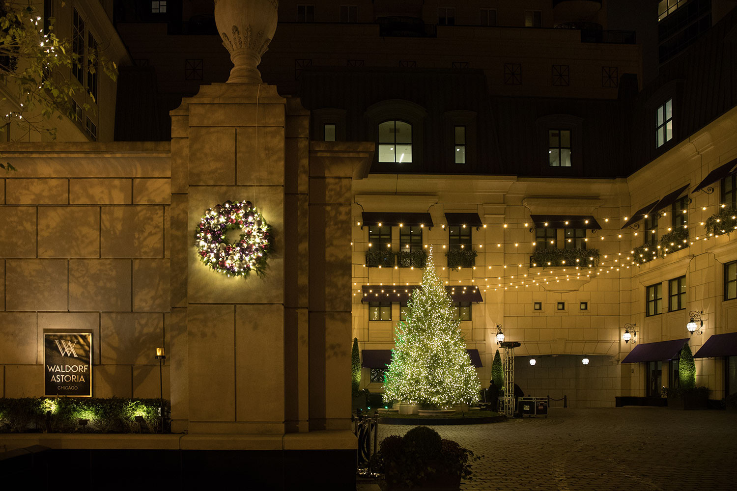 Chicago Christmas Tree Lighting 2019
 Waldorf Astoria Chicago’s Holiday Tree Lighting SPLASH