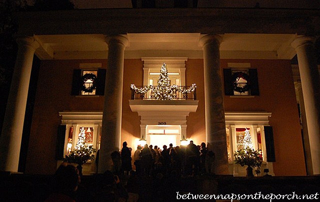 Christmas Balcony Decorating
 Christmas Decorating Ideas for Porches Doors and Windows