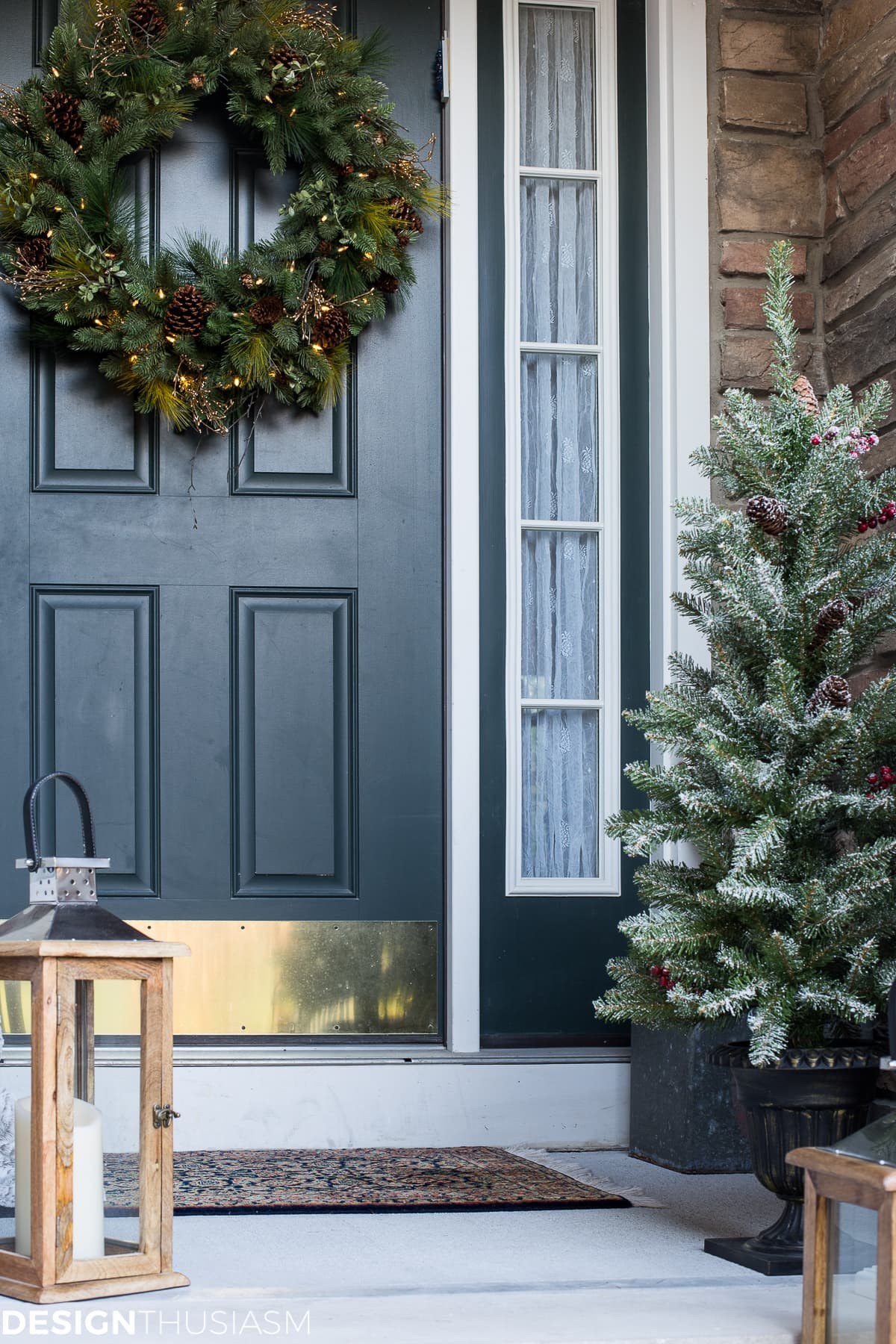 Christmas Decorations For Front Porch
 Easy Outdoor Christmas Decorating Ideas for a Tiny Front Porch