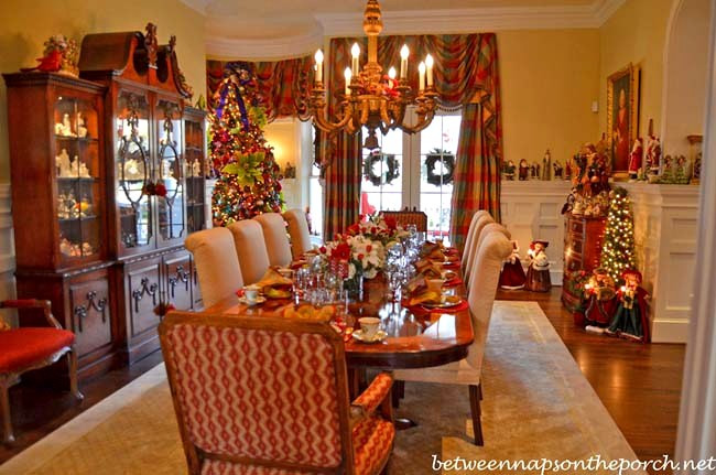 Christmas Dining Room
 Christmas Table Settings Tablescapes for a Formal or