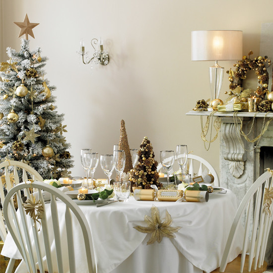 Christmas Dining Room Table Decorations
 Anyone Can Decorate Christmas Dining Table Decorating Ideas