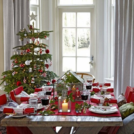 Christmas Dining Room Table Decorations
 37 Stunning Christmas Dining Room Décor Ideas DigsDigs