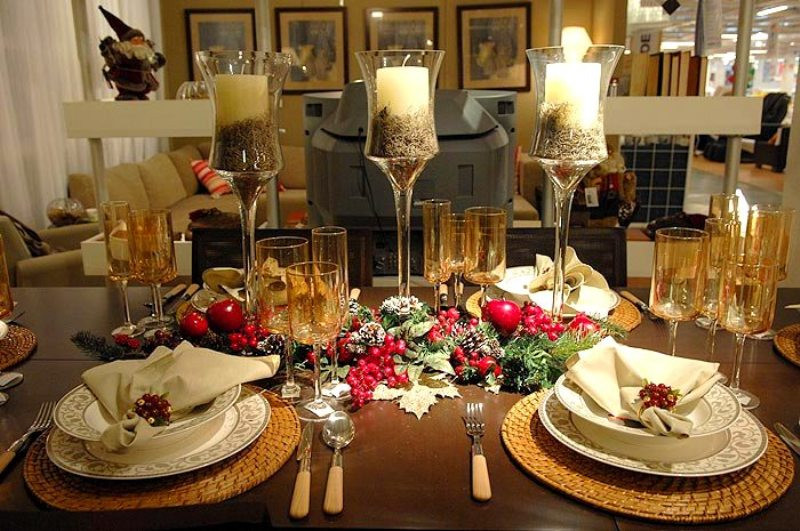 Christmas Dining Table Decorating
 Fascinating centerpieced table descoration idea for