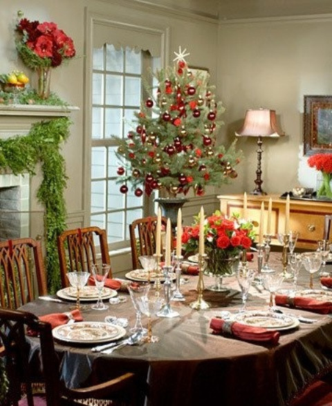 Christmas Dining Table Decorating
 37 Stunning Christmas Dining Room Décor Ideas DigsDigs