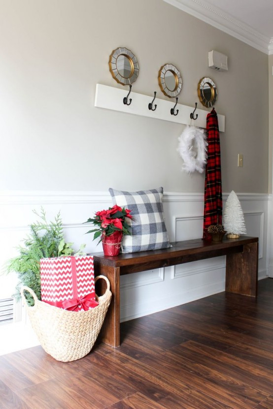 Christmas Entryway Decorating Ideas
 23 Wel ing And Cozy Christmas Entryway Décor Ideas
