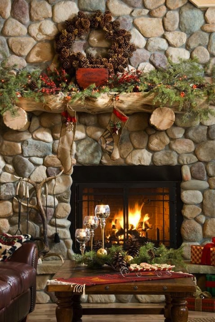 Christmas Fireplace Mantel
 10 Country Christmas Decorating Ideas