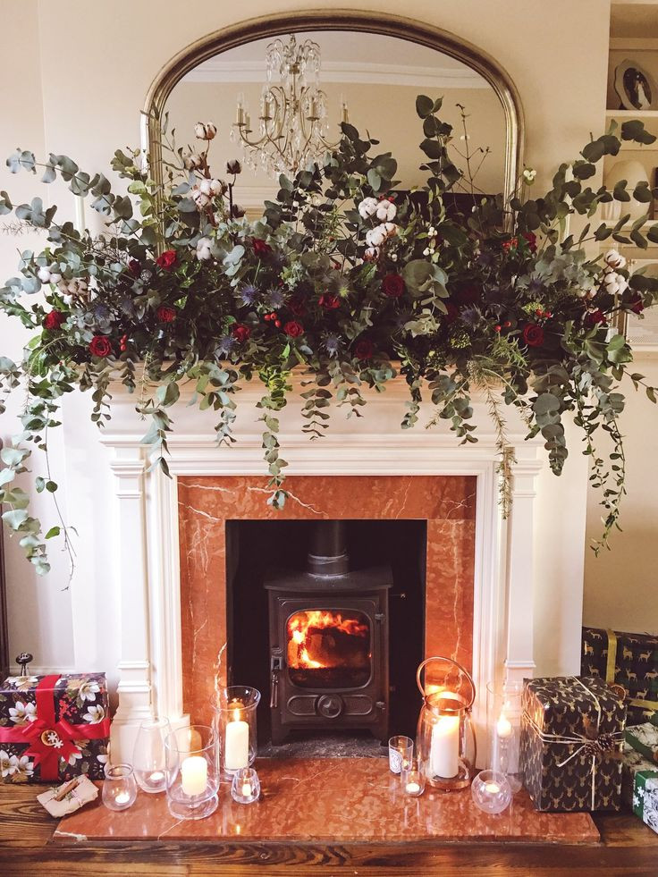 Christmas Fireplace Wreaths
 25 unique Christmas fireplace ideas on Pinterest