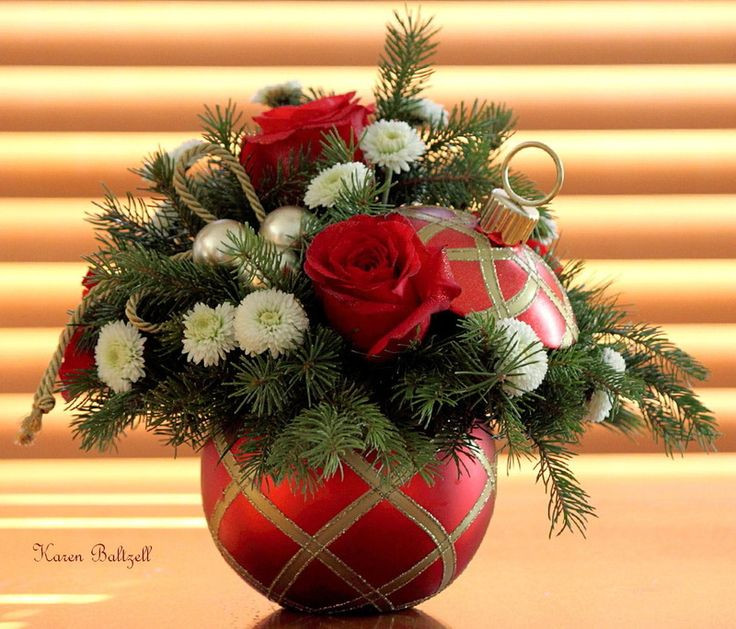 Christmas Flower Centerpieces
 17 best ideas about Christmas Flower Arrangements on