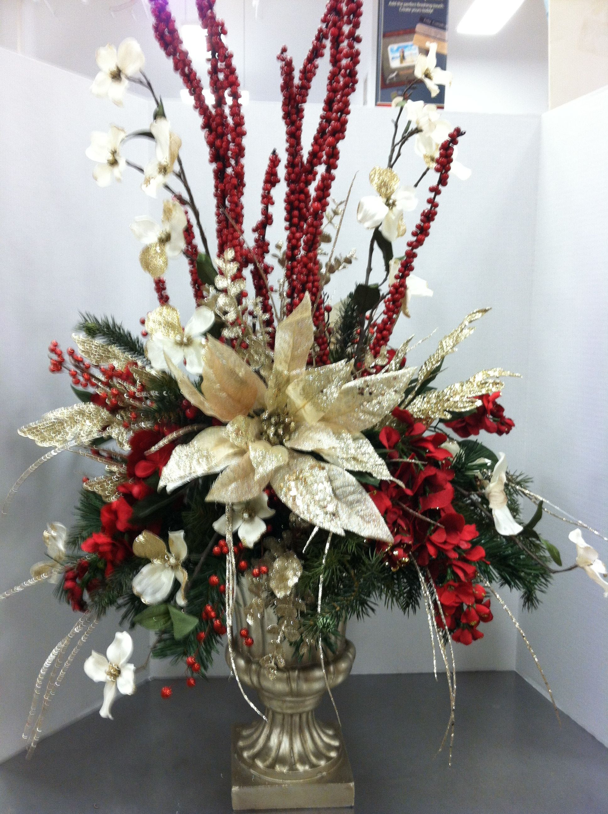 Christmas Flower Centerpieces
 Trina this would be beautiful for Christmas arrangement