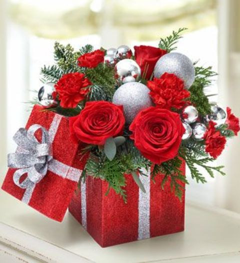 Christmas Flower Gifts
 20 Chic Christmas Flower Arrangements Shelterness