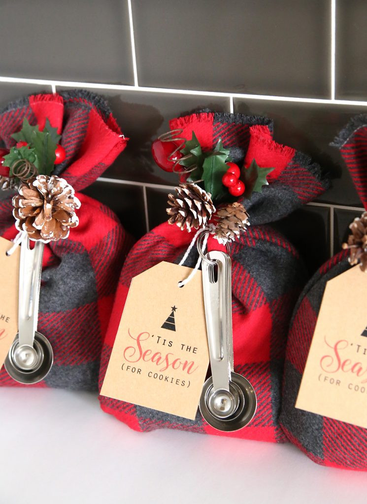 Christmas Gift Bag Ideas
 25 Fun & Simple Gifts for Neighbors this Christmas