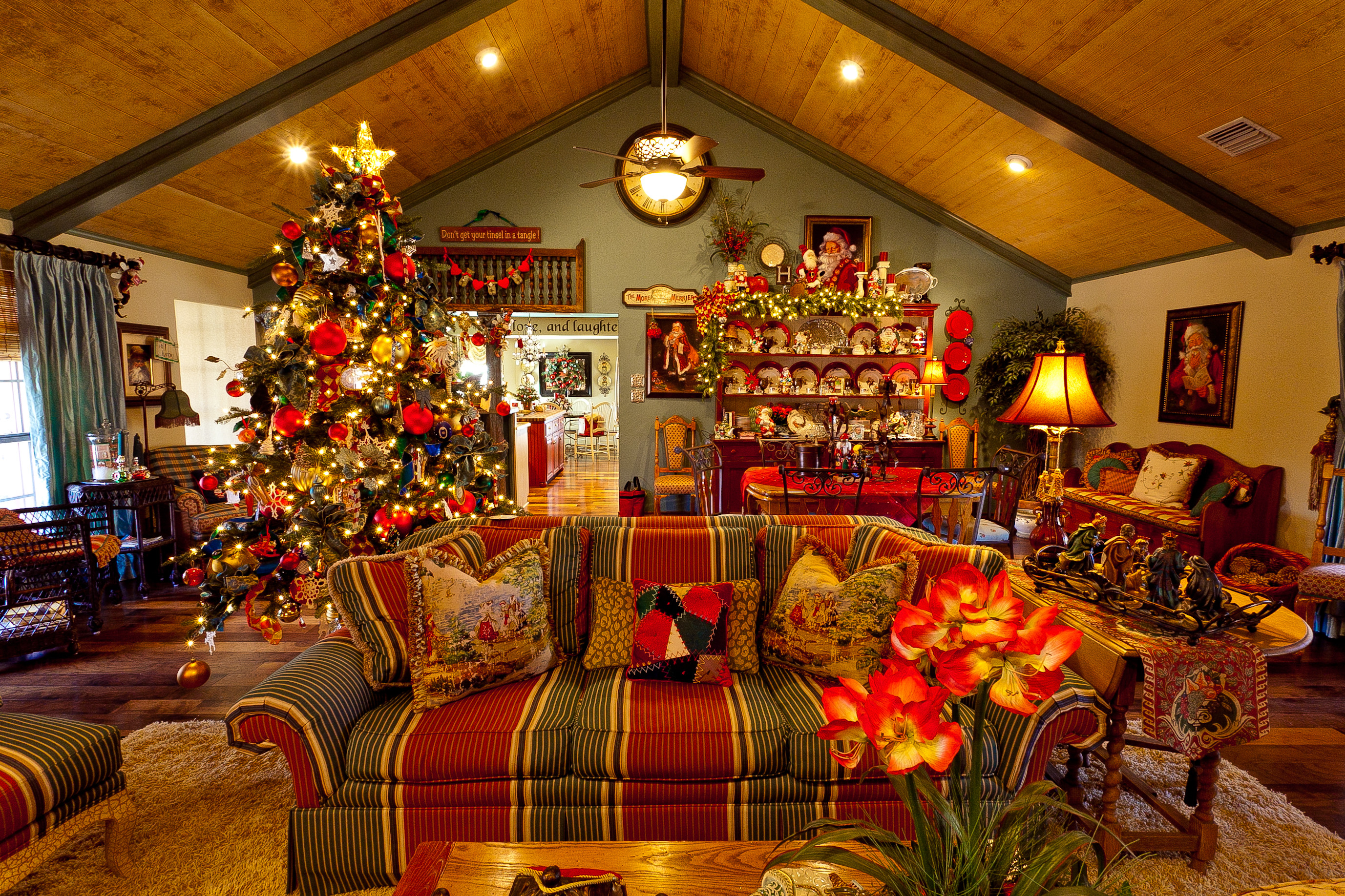 Christmas Home Decor
 Show Me a Country French Home dressed for Christmas