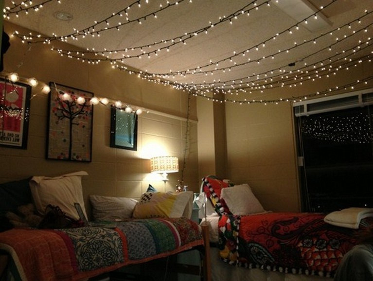 Christmas Light Bedroom Decor
 10 Decorating Ideas With Christmas Lights