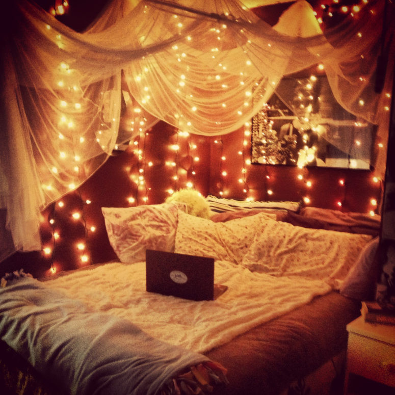 Christmas Lights Bedroom
 45 Ideas To Hang Christmas Lights In A Bedroom Shelterness