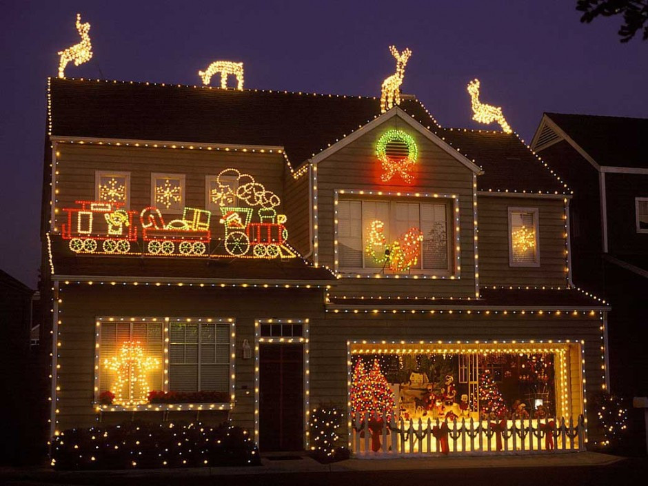 Christmas Rooftop Decorating Ideas
 31 Exterior Christmas Decorating Ideas InspirationSeek