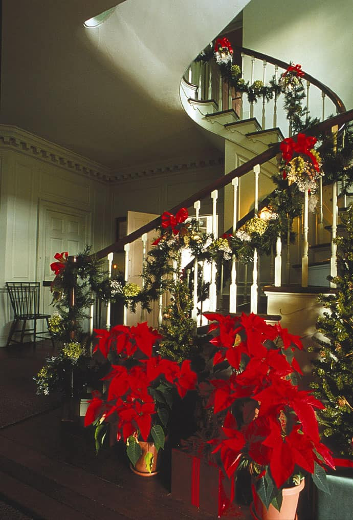 Christmas Staircase Decorating
 30 Beautiful Christmas Decorations That Turn Your