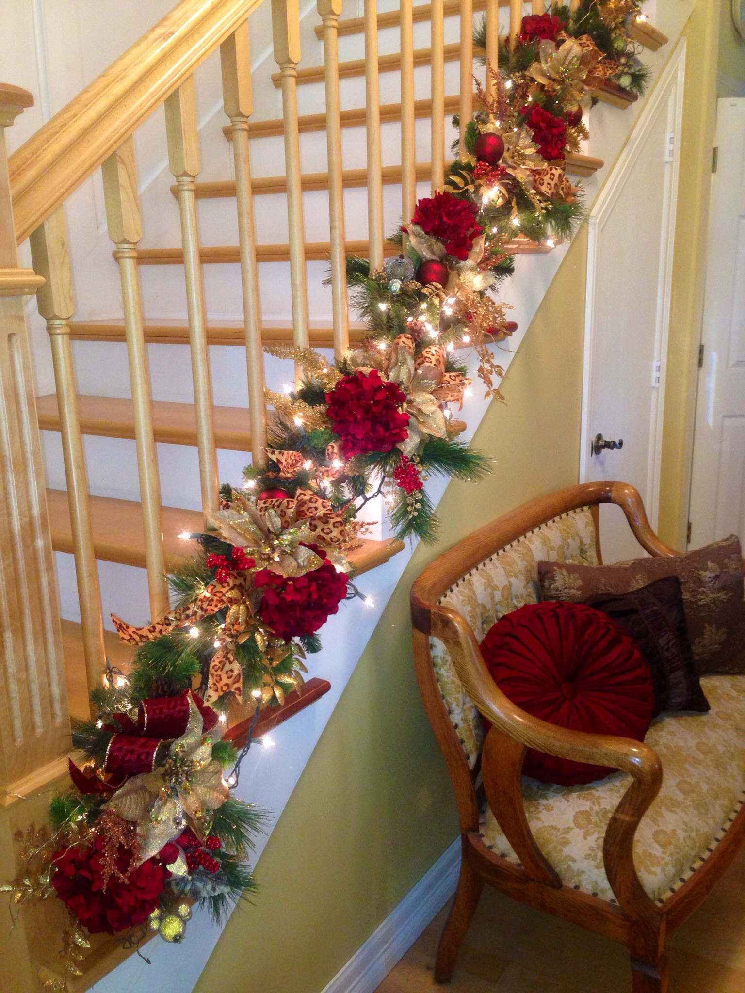 Christmas Staircase Decorating
 Decorate The Staircase For Christmas – 45 Beautiful Ideas