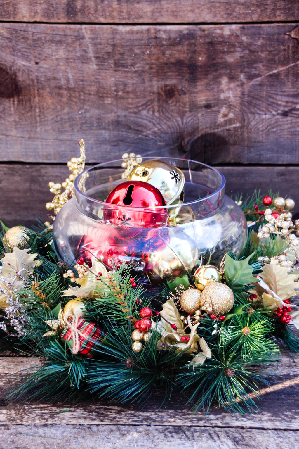 Christmas Table Decorations To Make
 Easy DIY Holiday Centerpiece A super simple project in