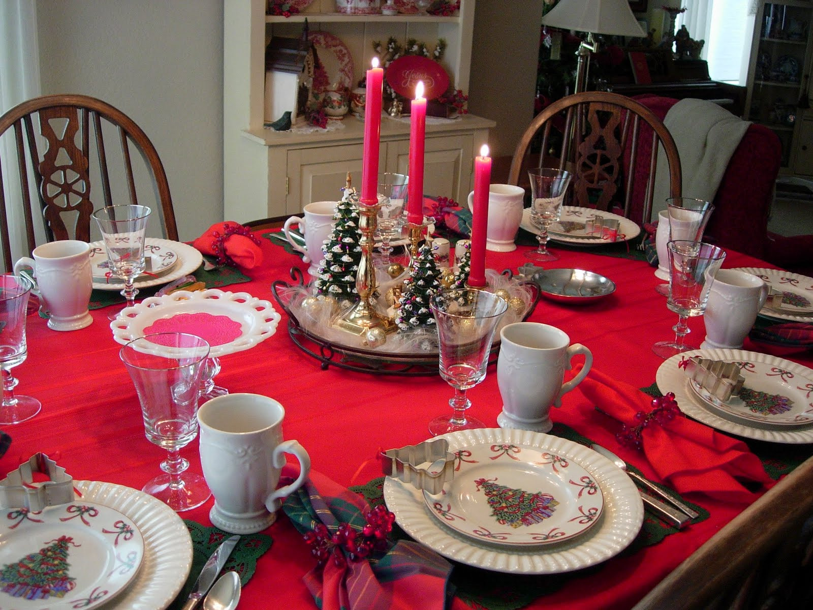 Christmas Table Setting
 Christmas and Holiday Tablescapes Table Settings