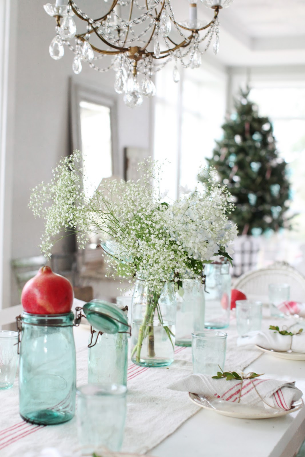 Christmas Table Setting
 Dreamy Whites A Simple Christmas Table Setting