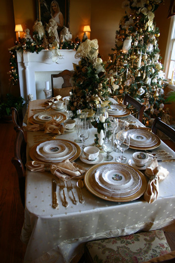 Christmas Table Setting
 The Elegant Chateau Elegant White Christmas
