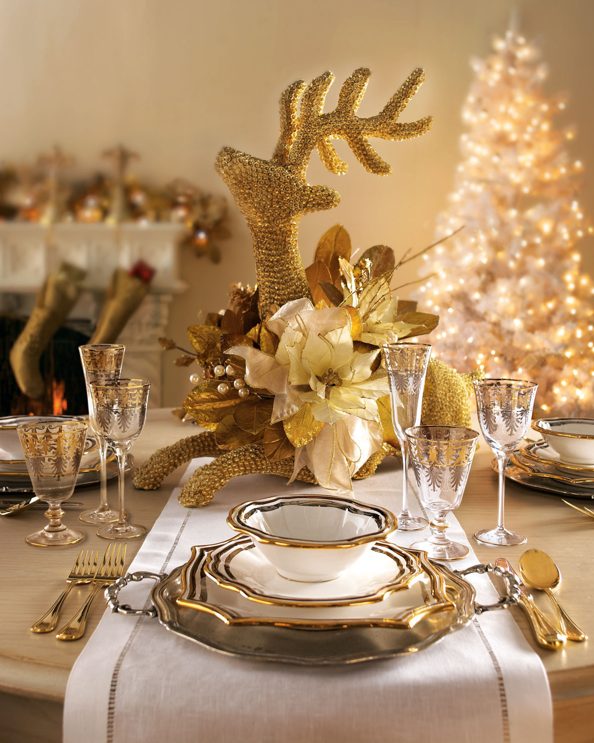 Christmas Table Settings
 A Golden Xmas