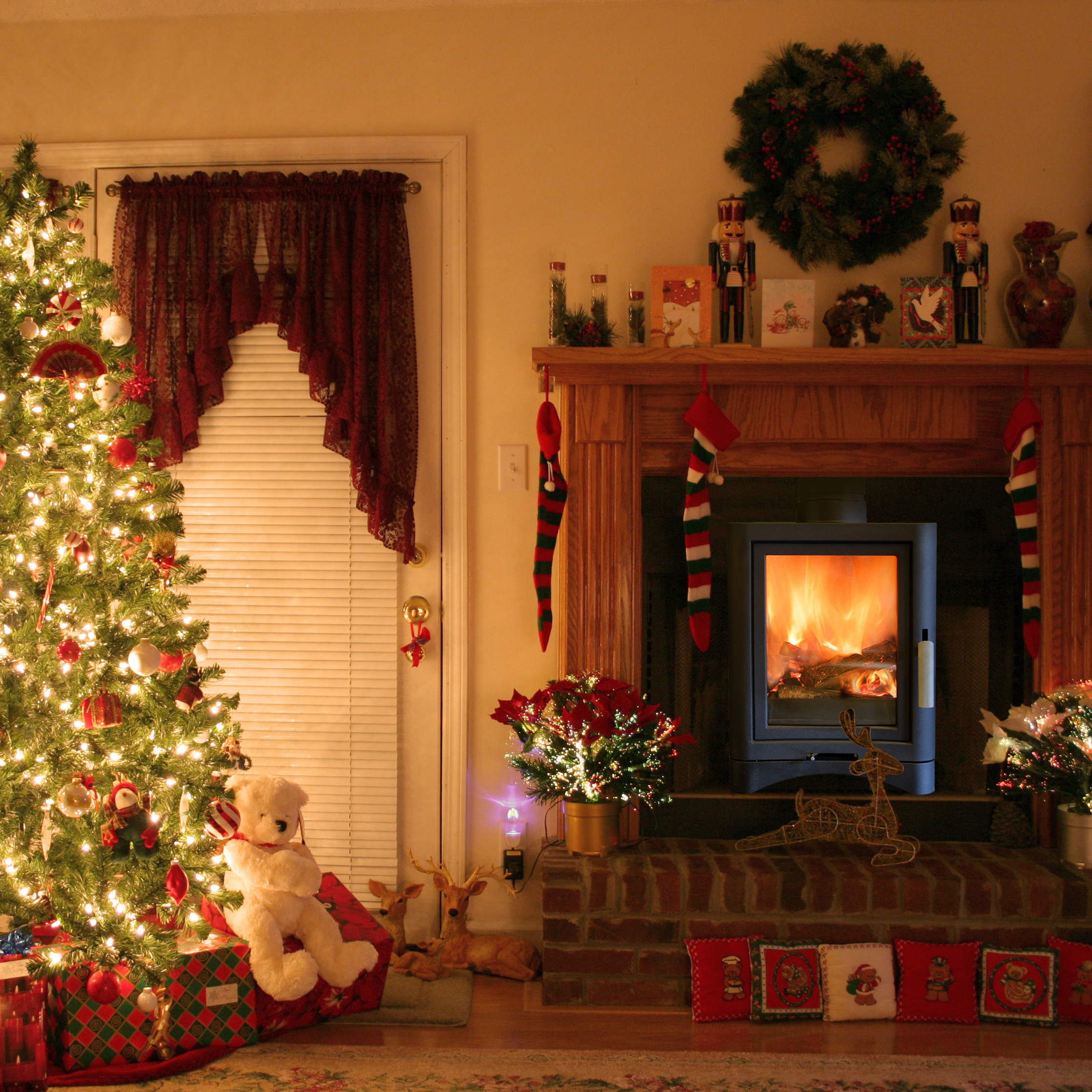 Christmas Tree By Fireplace
 Christmas Fireplace Decoration – Interior Designing Ideas