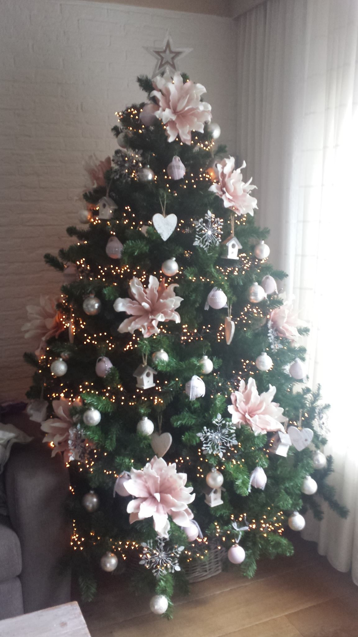 Christmas Tree Flower Decorations
 Elegant Christmas tree decorated with big pink flowers and