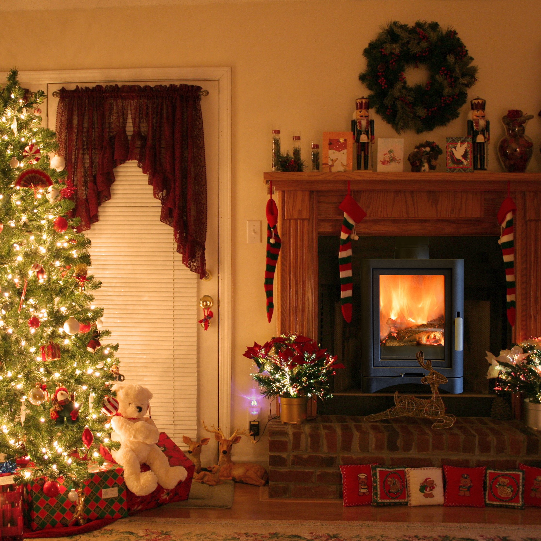 Christmas Tree Near Fireplace
 Christmas Fireplace Decoration – Interior Designing Ideas