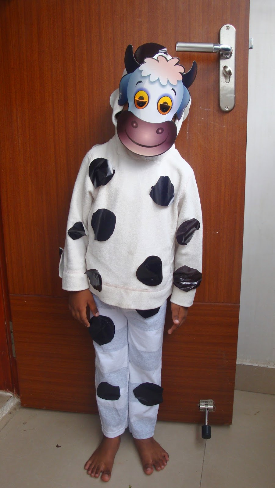 Cow Costume DIY
 COLOURFUL IMAGINATIONS DIY Simple Cow costume