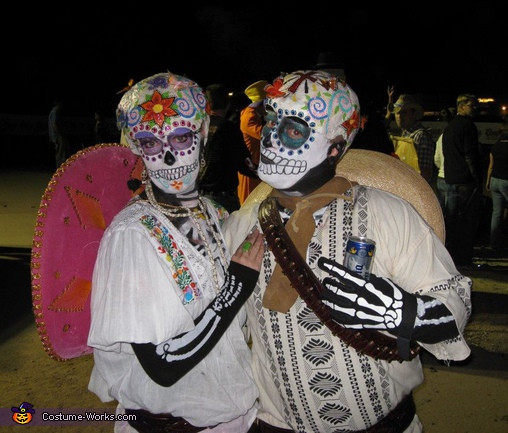 Dia De Los Muertos Costume DIY
 Dia De Los Muertos homemade Halloween costume for couples