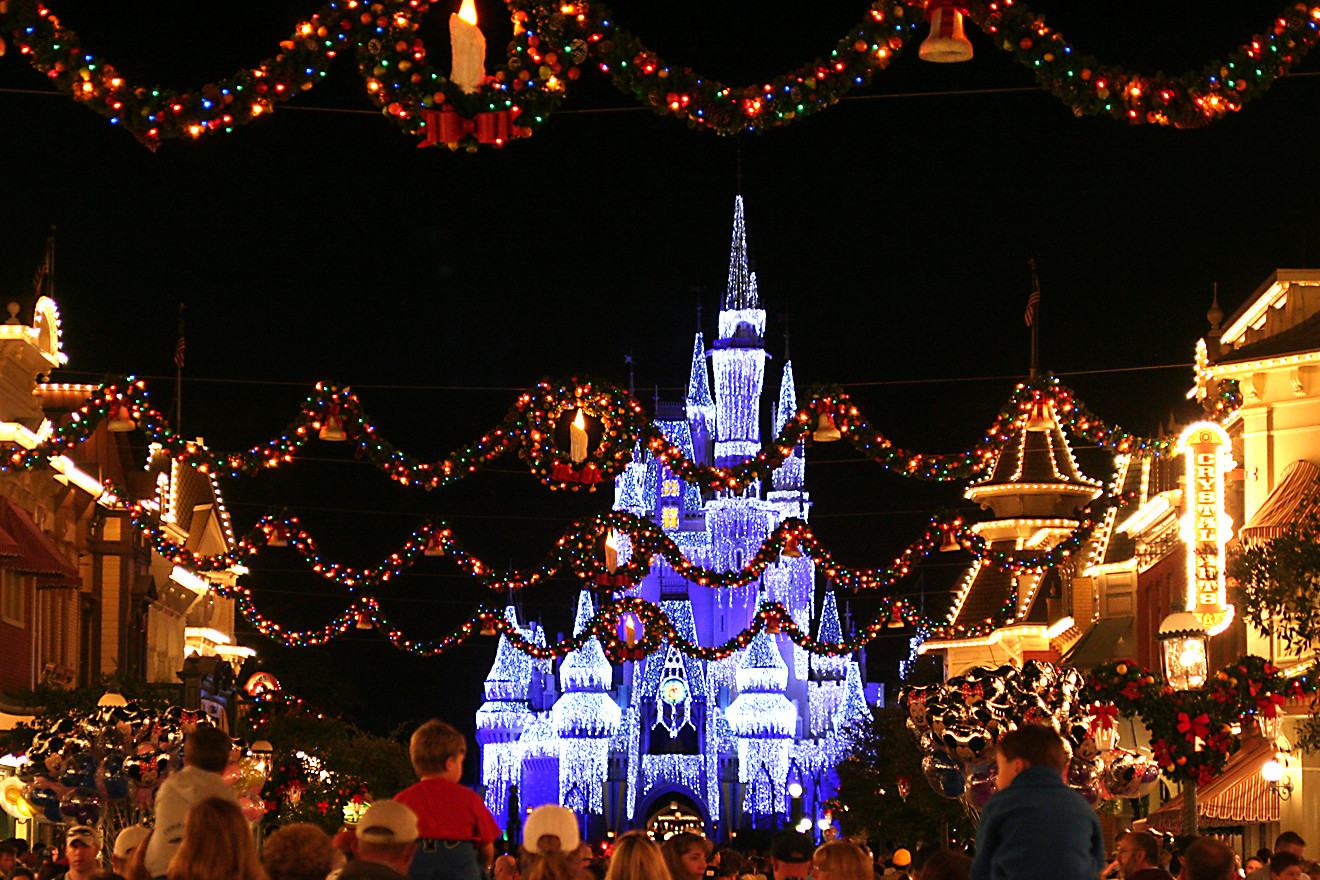 Disney Christmas Home Decor
 Oui Bien Sur