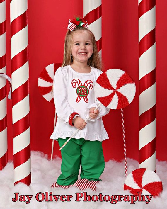 DIY Christmas Backdrop
 DIY ideas for Christmas background props ribbon on white