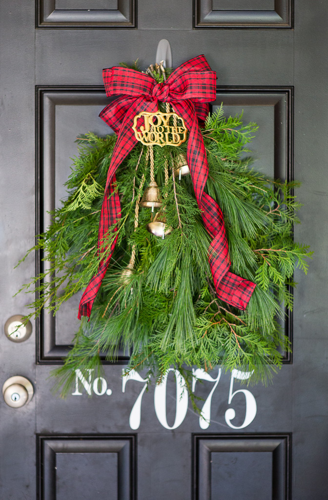DIY Christmas Door Decoration
 diy door swag
