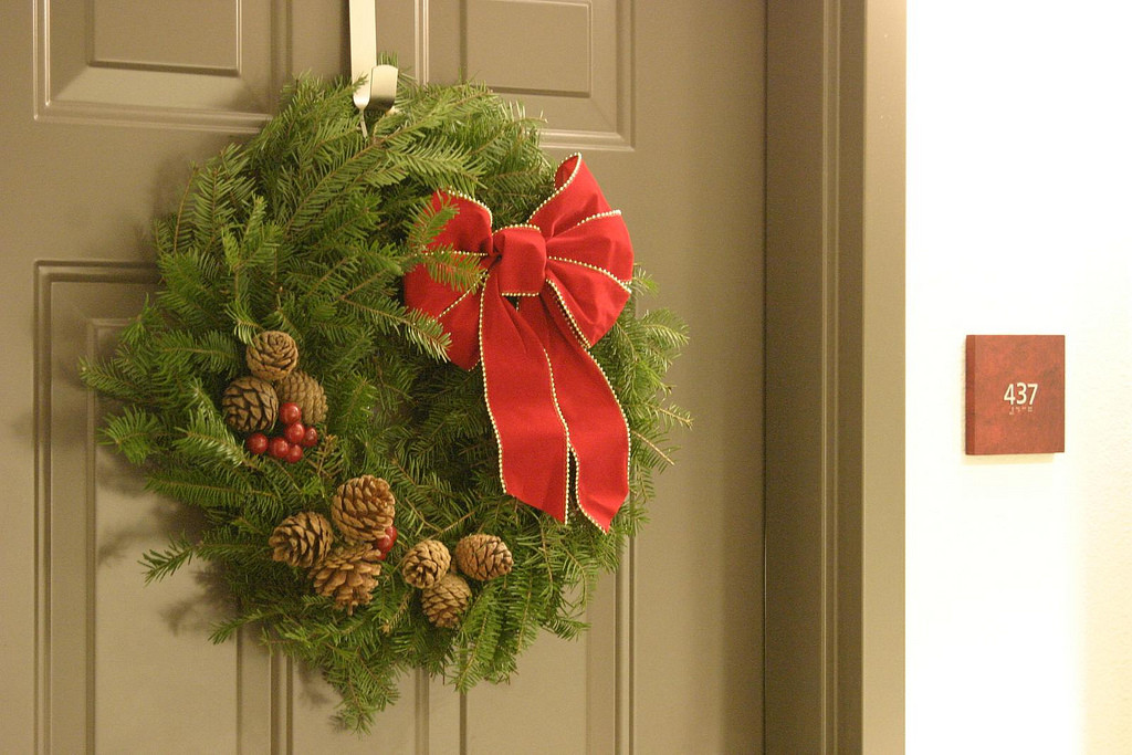 DIY Christmas Door Decorations
 5 DIY Christmas Door Decorations