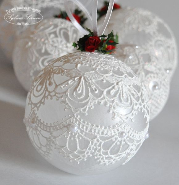 DIY Christmas Lace
 White lace on white …