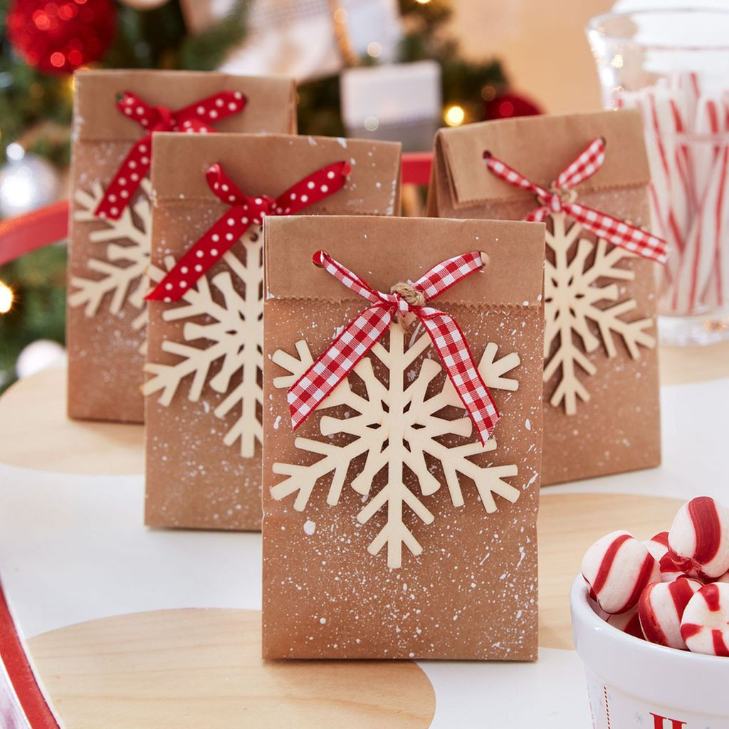 DIY Christmas Party Favors
 Let your guests take home their treats in these DIY
