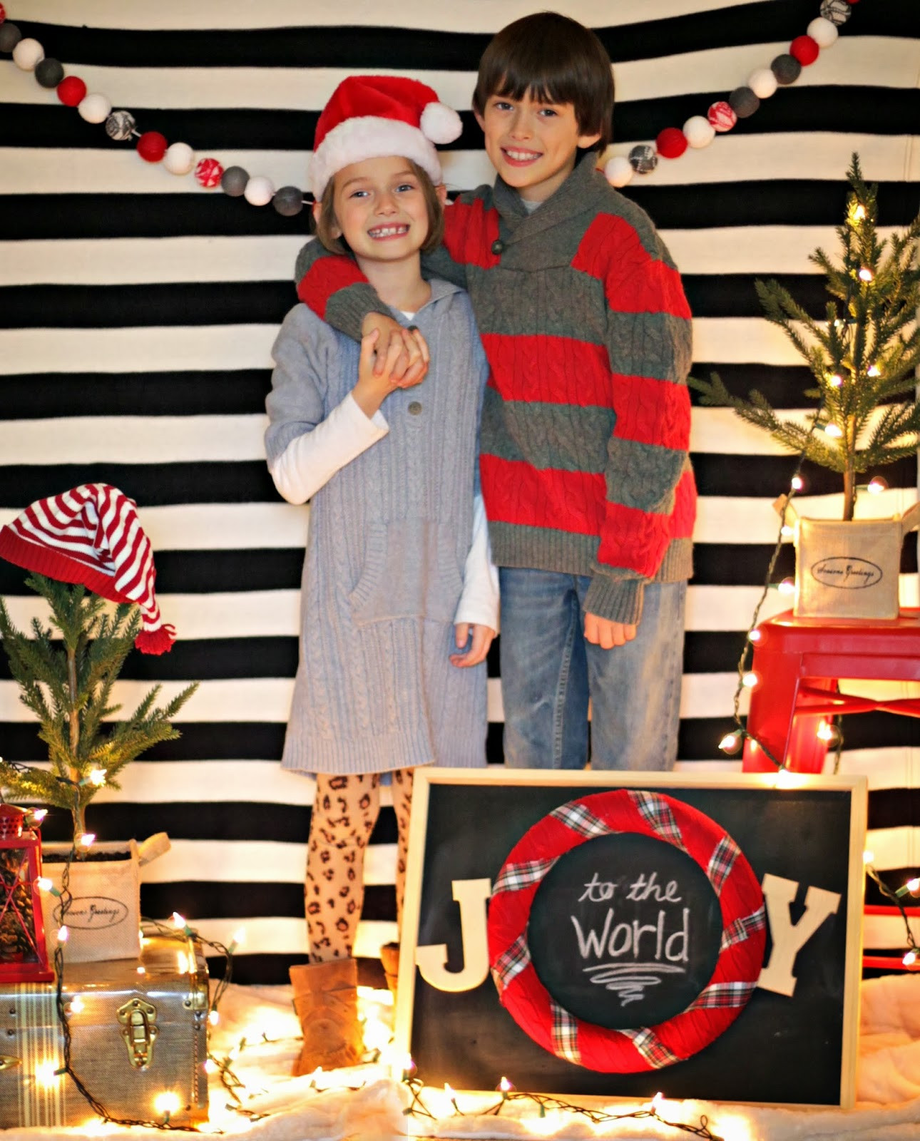 DIY Christmas Photo Booth
 Our Fifth House easy christmas photo backdrop