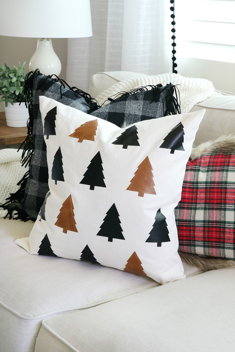 DIY Christmas Pillows
 DIY Faux Leather Christmas Tree Pillow