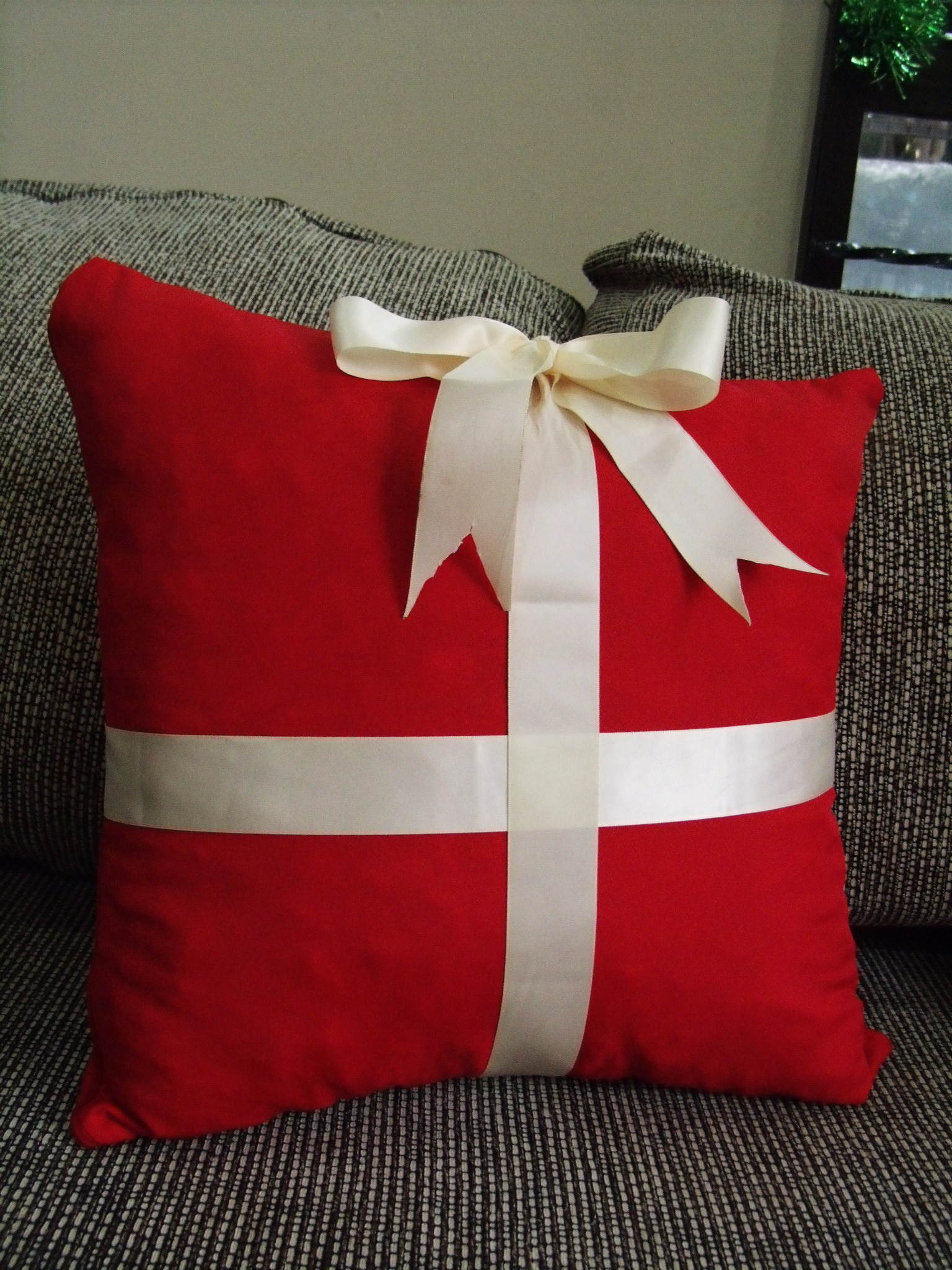 DIY Christmas Pillows
 A Lazy Mommy’s DIY Christmas Pillow – Familia Kiki