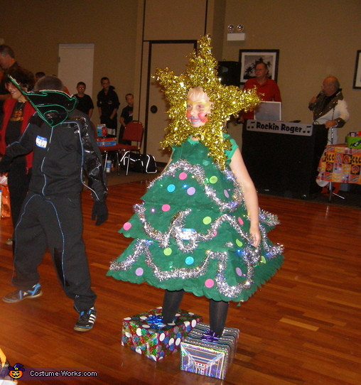 DIY Christmas Tree Costumes
 Christmas Tree Homemade Halloween Costume 4 4