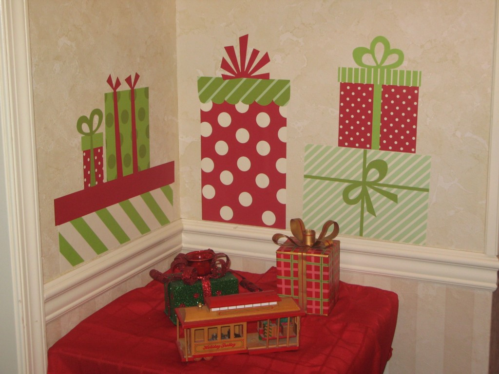DIY Christmas Wall Decor
 26 CHEAP CHRISTMAS DECORATIONS THAT FITS IN YOUR BUDJET