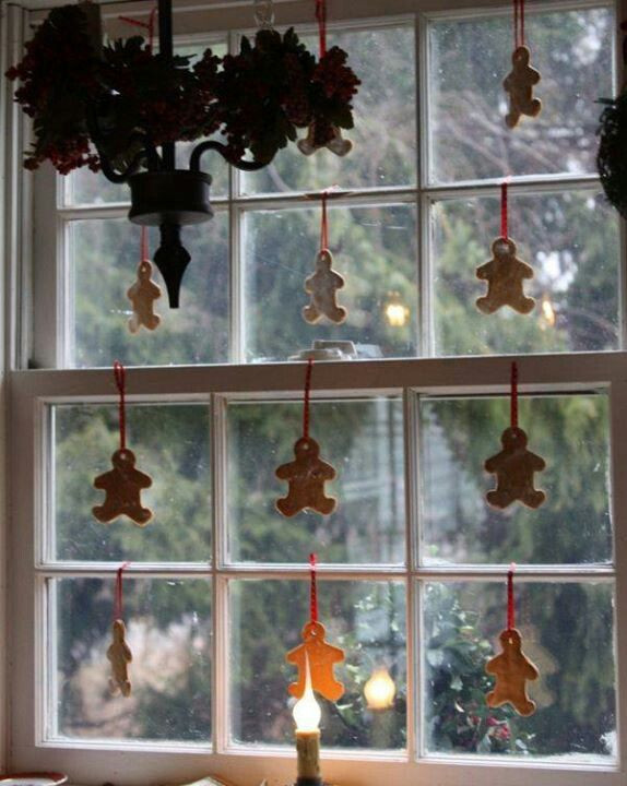 DIY Christmas Window Decorations
 9 Easy Ways To Dress Up Your Windows This Christmas