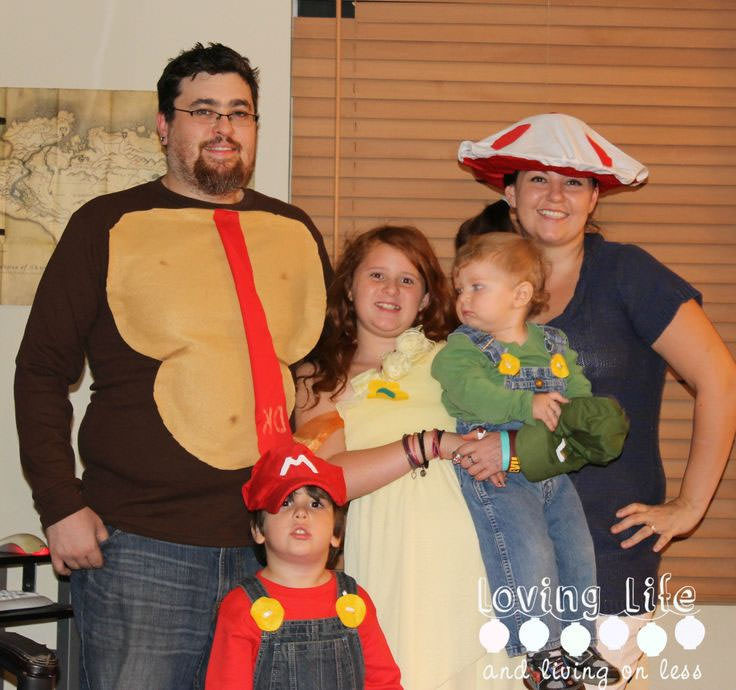 DIY Family Halloween Costumes
 15 DIY Couples and Family Halloween Costumes