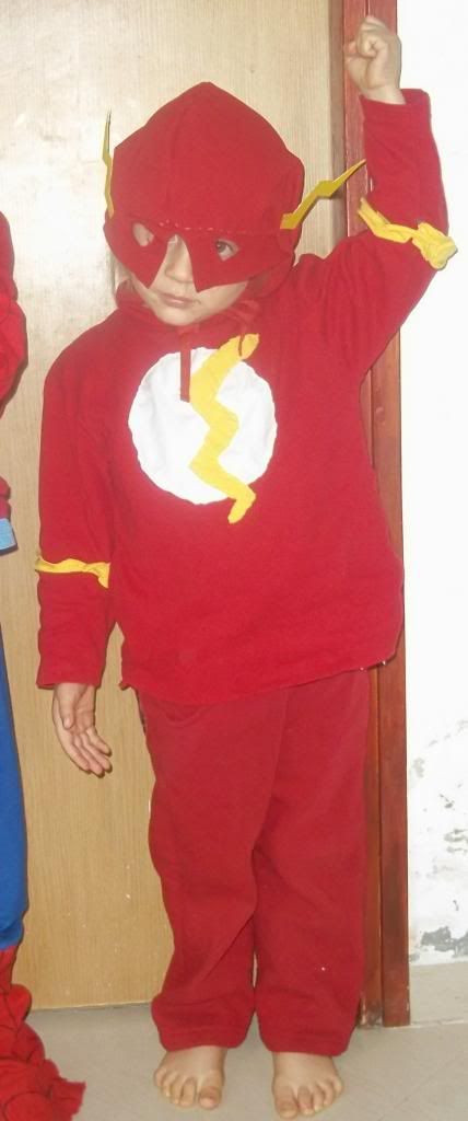 DIY Flash Costume
 Homemade Flash Costume for kids I bet I could tidy that
