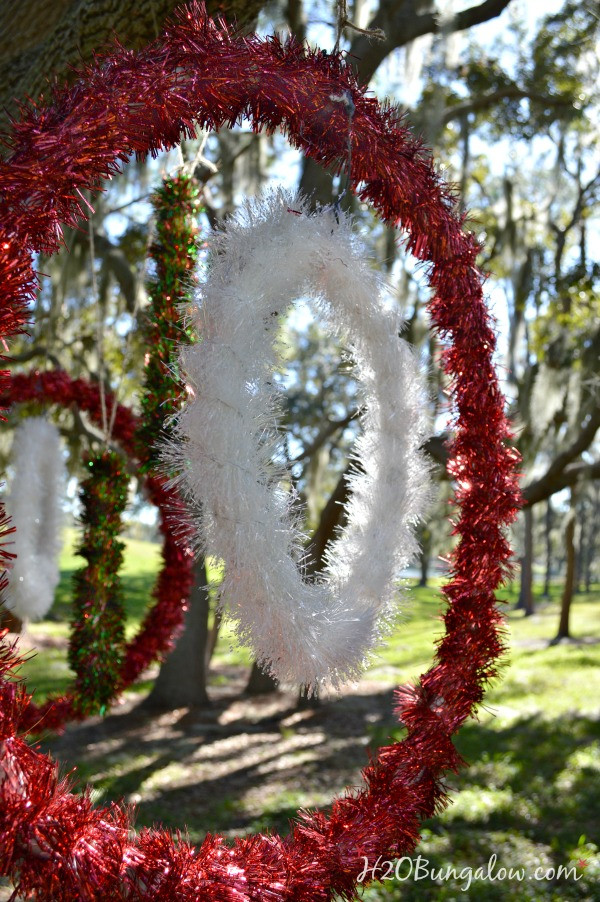 DIY Giant Outdoor Christmas Ornaments
 DIY Outdoor Christmas Tree Ornaments