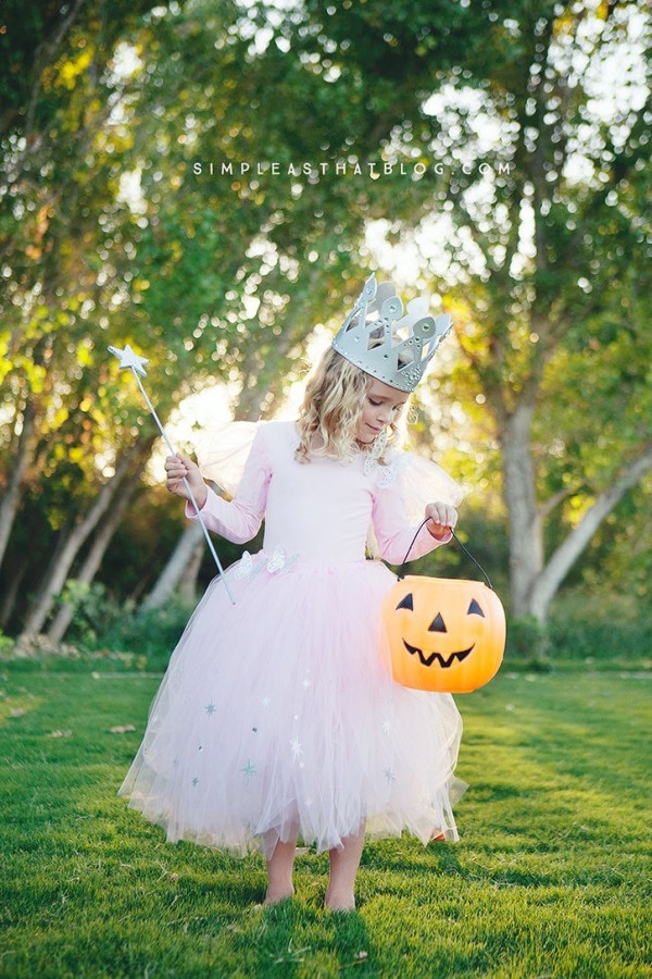 DIY Glinda Costume
 DIY Glinda the Good Witch Wizard of Oz Halloween costume