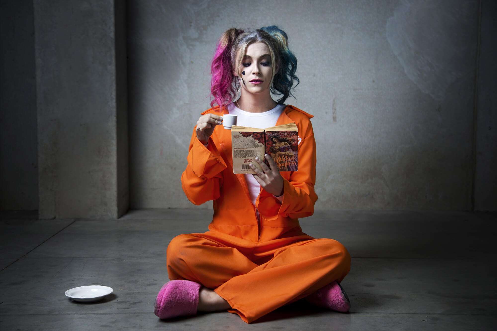 DIY Inmate Costume
 DIY Harley Quinn Makeup & Hair Tutorial – Suicide Squad