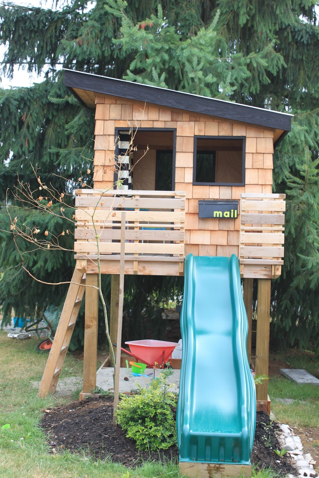 DIY Kids Playhouse
 15 Pimped Out Playhouses Your Kids Need In The Backyard